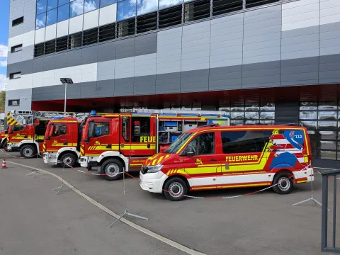 Fahrzeuge aus dem Fuhrpark der TLFKS am Tag der offenen Tür im August 2026